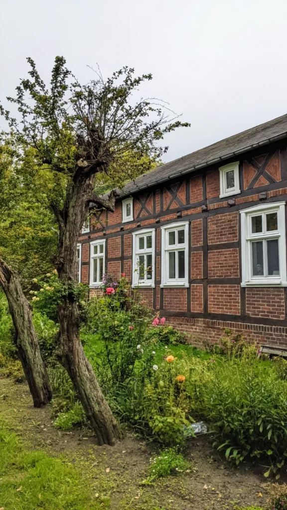 Fachwerkhaus mit Gartenbeet und altem Obstbaum zwischen Wittenberge und Rühstädt
