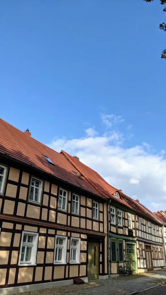 Zeile von Fachwerkhäusern mit roten Dachziegeln in Bad Wilsnack