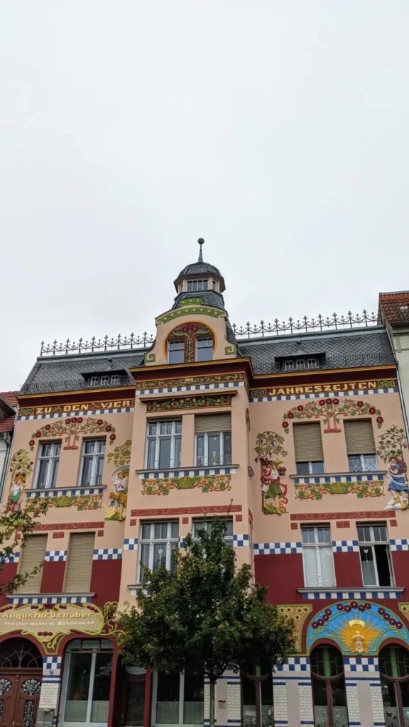 Haus mit bunter Fassadenmalerei, Erker und kleinem Dachtürmchen in Wittenberge