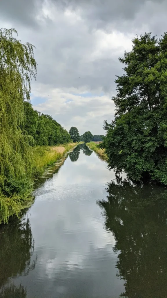 Kanal zwischen Weiden und Bäumen, im Wasser spiegelt sich der Himmel bei Bad Wilsnack in der Prignitz