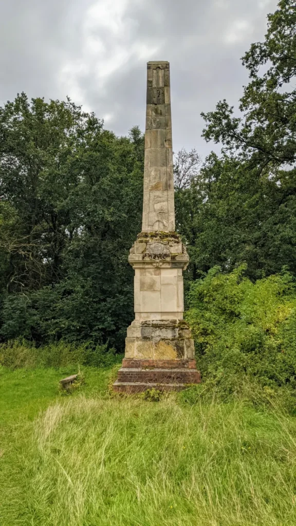 Steinobelisk auf einer Wiese am Waldrand in Rühstädt