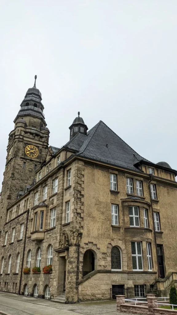 Rathaus von Wittenberge mit hohem Uhrenturm und Schieferdach