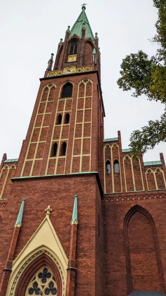Evangelische Stadtkirche in Wittenberge, ein Backsteinbau mit hohem Turm und gelben Zierbändern