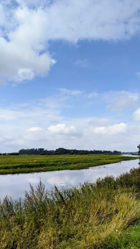 Wasserlauf zwischen Wiesen unter weitem Himmel in der Prignitz