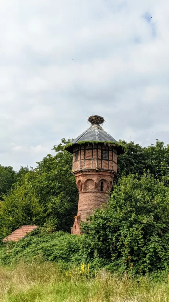 Backsteinwasserturm mit Storchennest auf dem Dach in Rühstädt