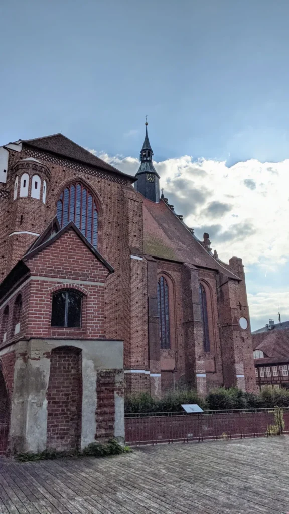 Wunderblutkirche in Bad Wilsnack von der Seite, Backsteinwand mit Spitzbogenfenstern