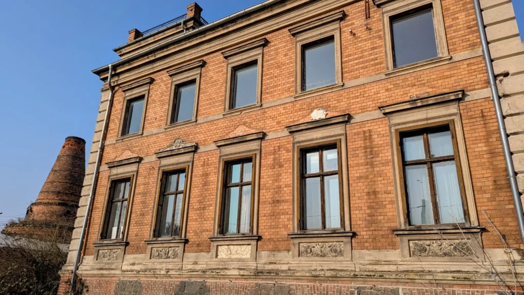 Fabrikantenvilla aus gelbem und rotem Klinker am Wriezener Hafen, links daneben der kegelförmige Backsteinofen der alten Kalkbrennerei