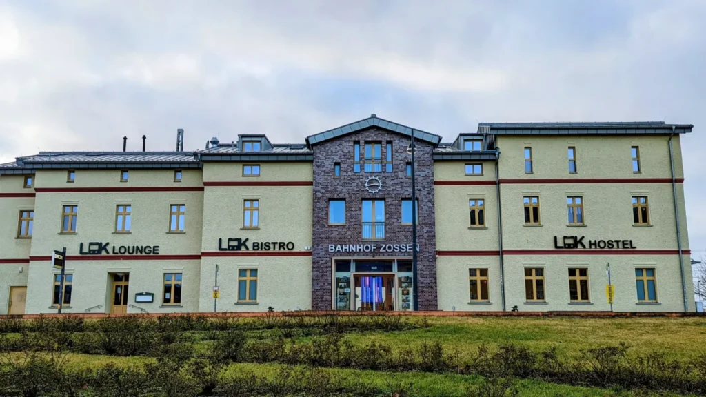 Bahnhof Zossen, hellgelbes Empfangsgebäude