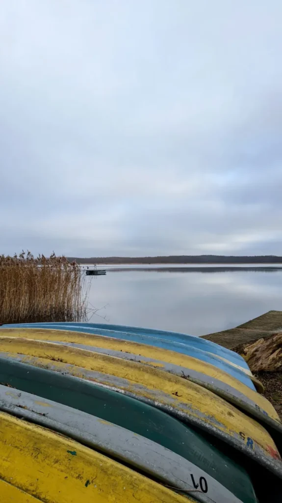 Umgedrehte Boote am Ufer des Mellensees