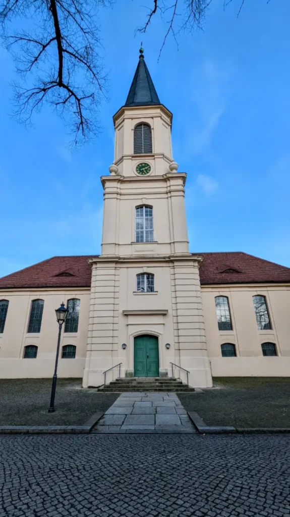Dreifaltigkeitskirche Zossen mit hellem Turm