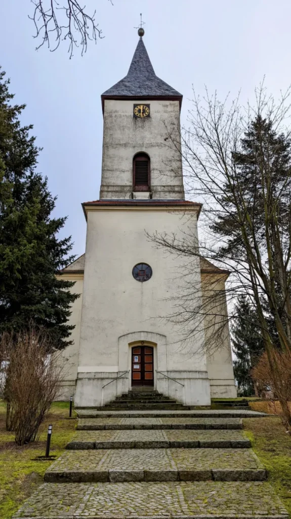 Dorfkirche Sperenberg mit weißem Turm