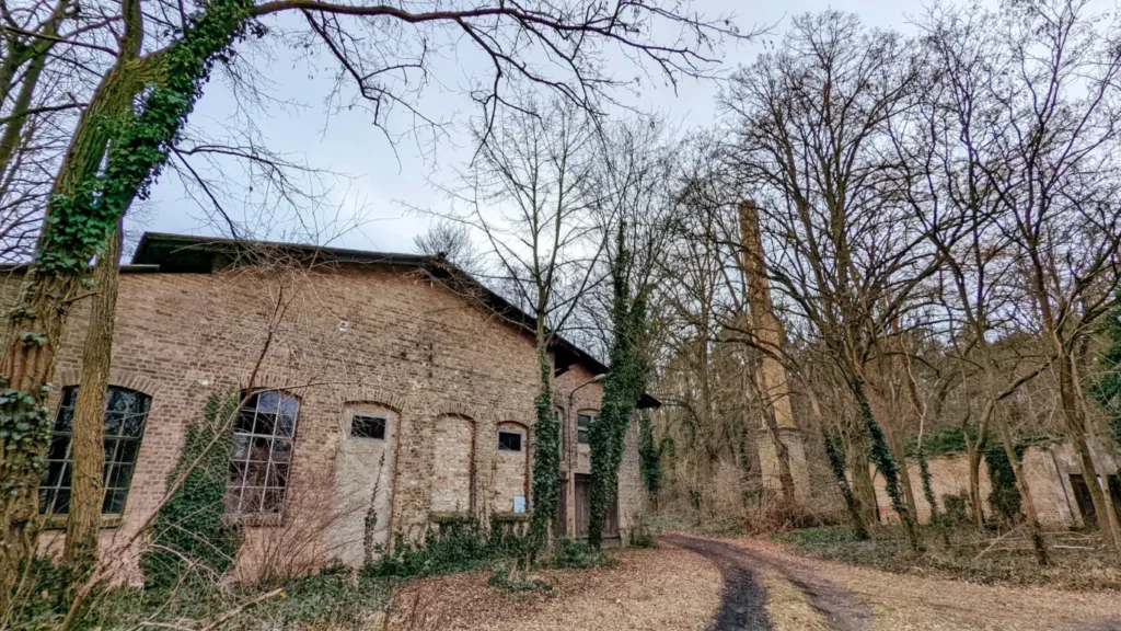 Backsteinruine einer Ziegelei mit Schornstein bei Klausdorf