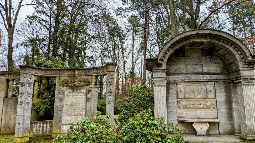 Grabwand mit Säulen und Bogen eines Erbbegräbnisses auf dem Zentralfriedhof Friedrichsfelde