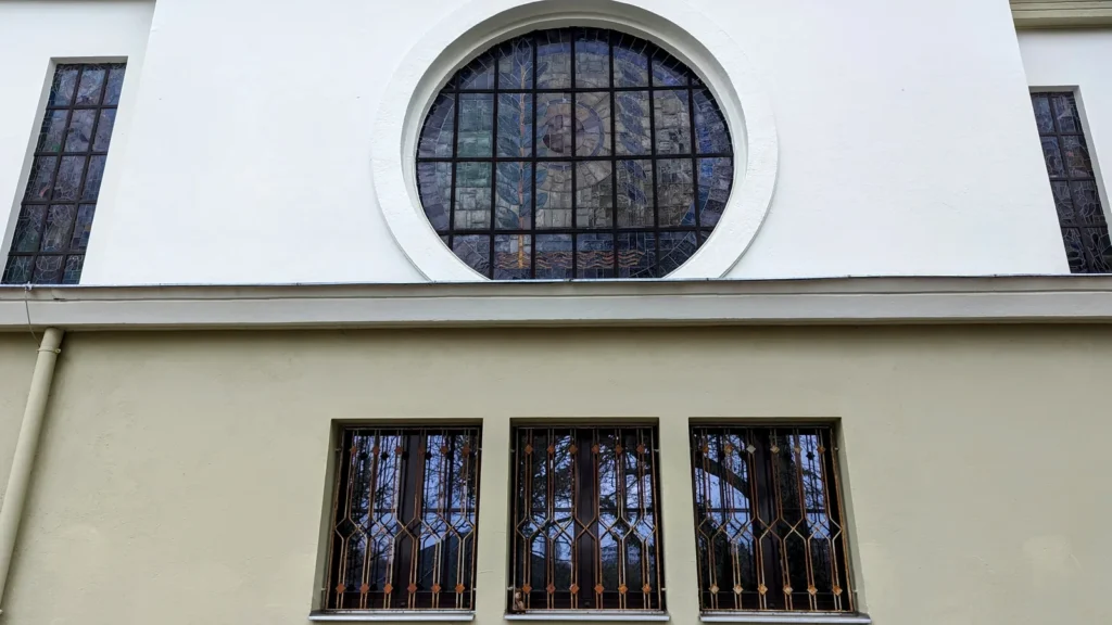 Seitenwand der Feierhalle des Zentralfriedhofs Friedrichsfelde mit großem Rundfenster