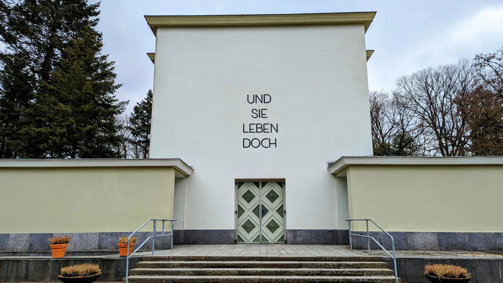 Feierhalle des Zentralfriedhofs Friedrichsfelde mit der Inschrift Und sie leben doch über dem Eingang