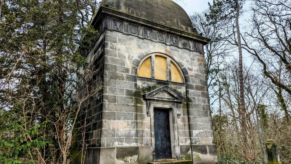Mausoleum aus Sandstein mit Rosettenfries und Bogenfenster auf dem Zentralfriedhof Friedrichsfelde
