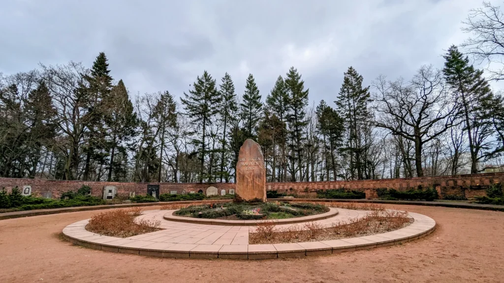Rondell der Gedenkstätte der Sozialisten auf dem Zentralfriedhof Friedrichsfelde mit Gedenkstein und Ringmauer