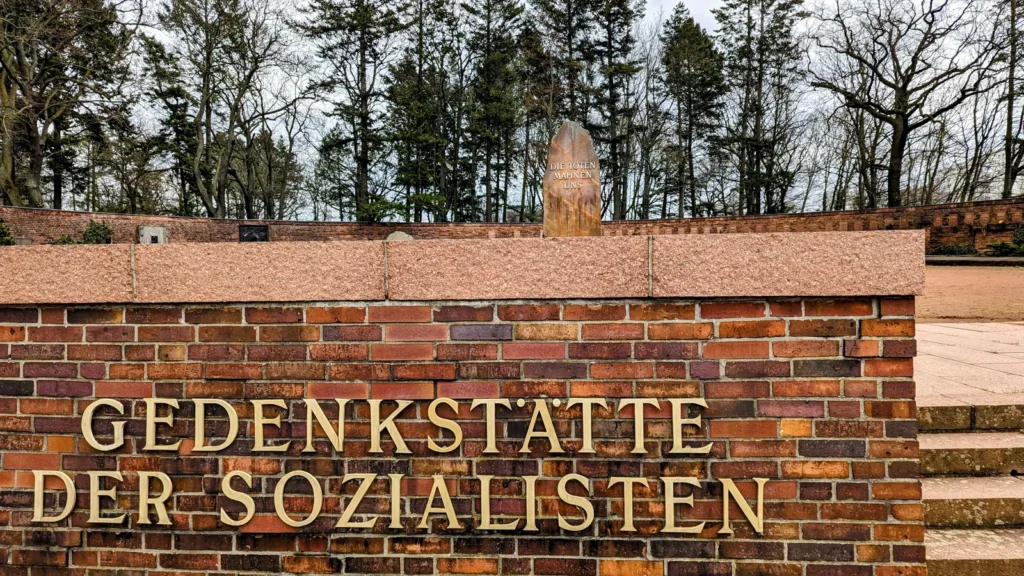 Schriftzug Gedenkstätte der Sozialisten in der Klinkermauer am Eingang des Zentralfriedhofs Friedrichsfelde
