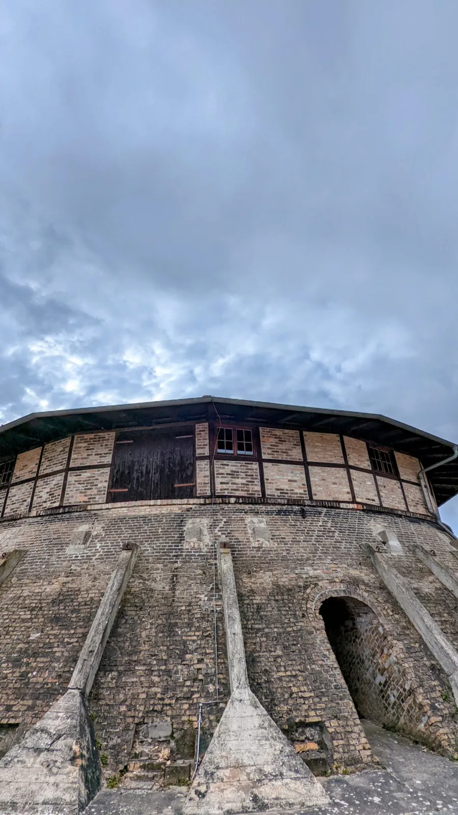 Ringofen im Ziegeleipark Mildenberg von unten, mit Strebepfeilern, Bogenöffnung und Fachwerk-Obergeschoss